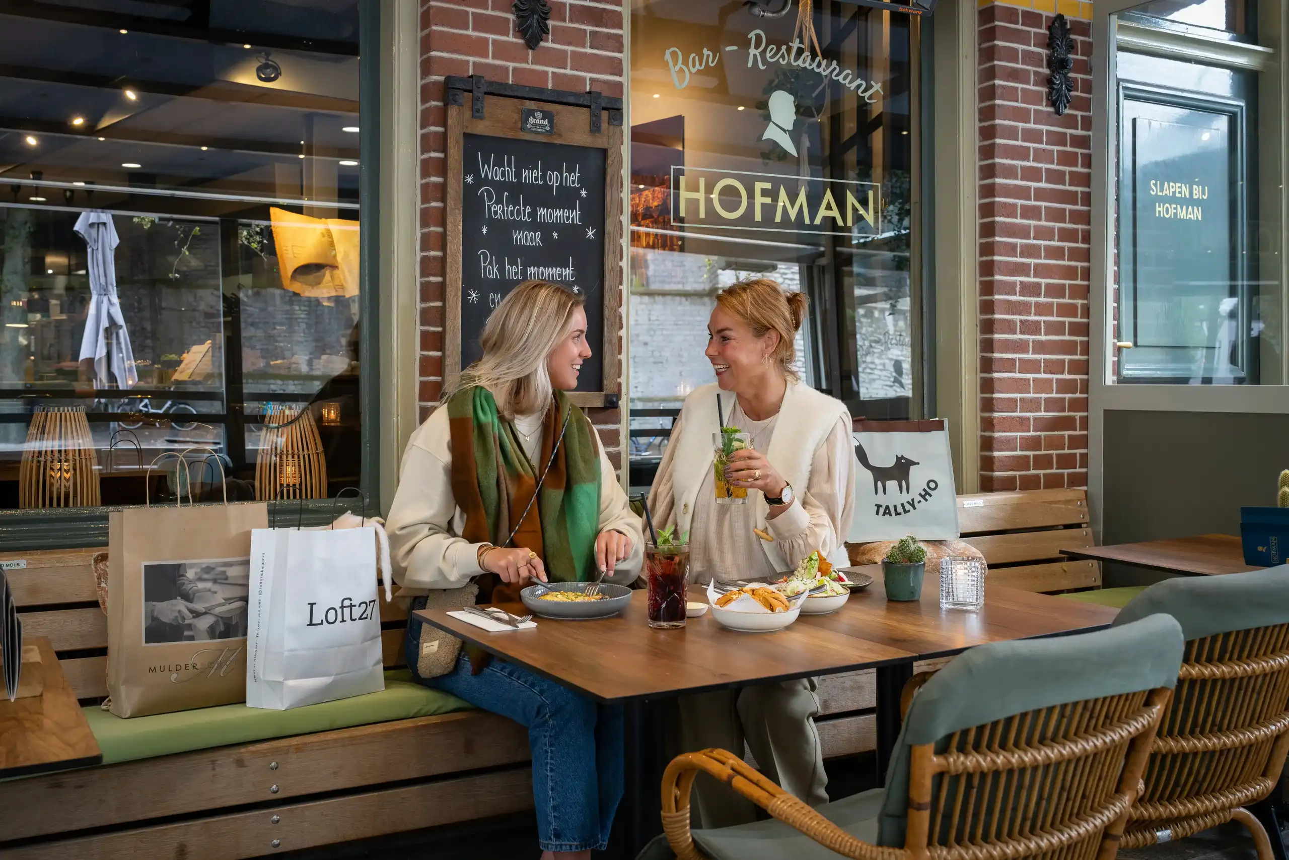 Moeder en dochter op terras bij Hofman